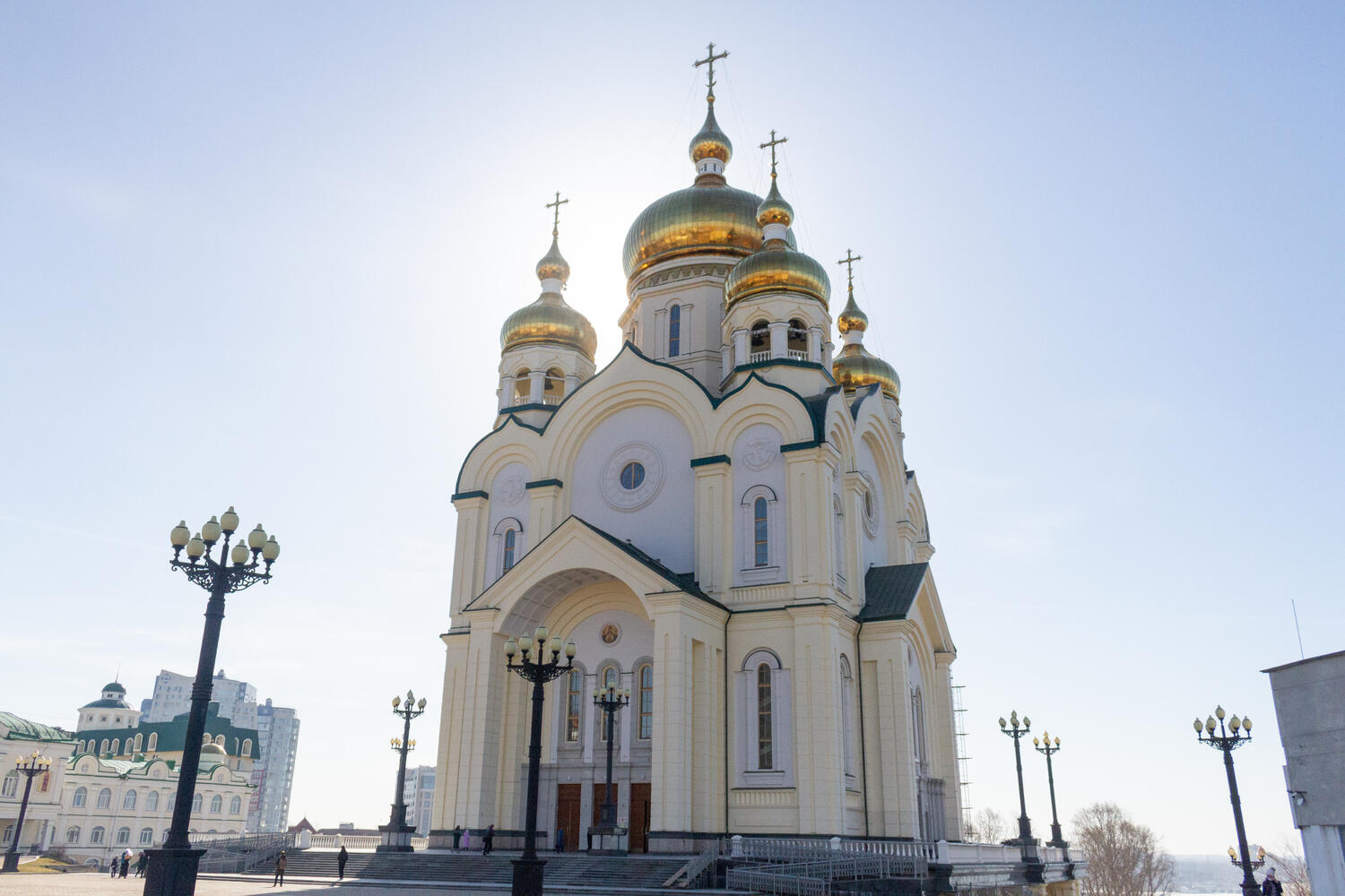 Богослужение и раздача Благодатного огня в Кафедральном соборе Хабаровска