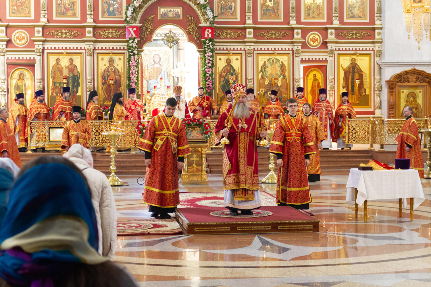 Богослужение и раздача Благодатного огня в Кафедральном соборе Хабаровска