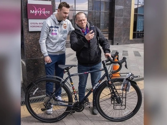 Акинфеев подарил болельщику из Коломны модный велосипед