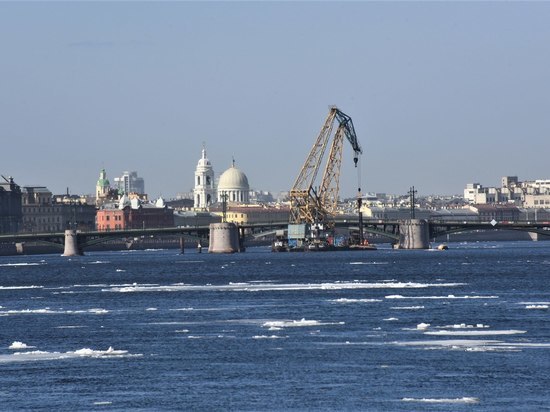 Ледоход на Малой Неве приостановил демонтаж на Биржевом мосту