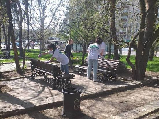 В краснодарском сквере имени Гатова состоялся субботник