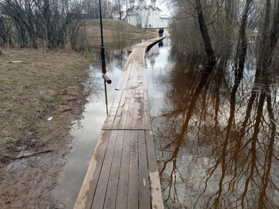 Уровень воды в реке Волхов в Великом Новгороде превысил опасную отметку на 8 сантиметров