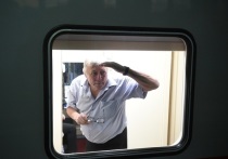Служба безопасности Украины (СБУ) выяснила, что сотрудник украинской государственной железнодорожной компании «Укрзализныця» во время прохождения паспортного контроля прятал в вентиляционной шахте мужчин призывного возраста