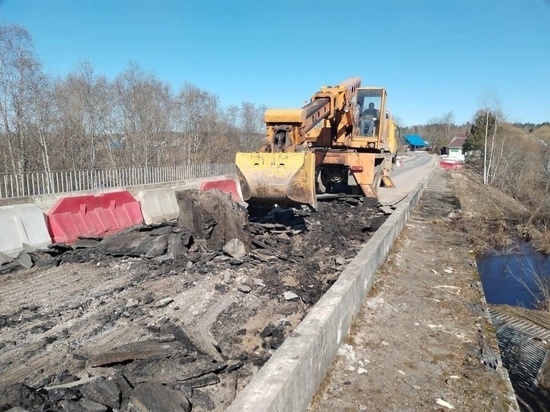 В Маловишерском районе идет ремонт моста через реку Хуба
