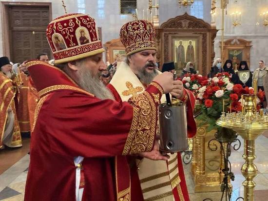 Огонь, сошедший в Иерусалиме, сначала самолетом доставили в Москву, а затем из столицы на Дальний Восток