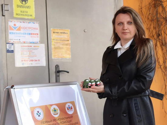 Женщина, приехавшая в Кострому из Луганска, изготавливает для солдат в СВО обереги