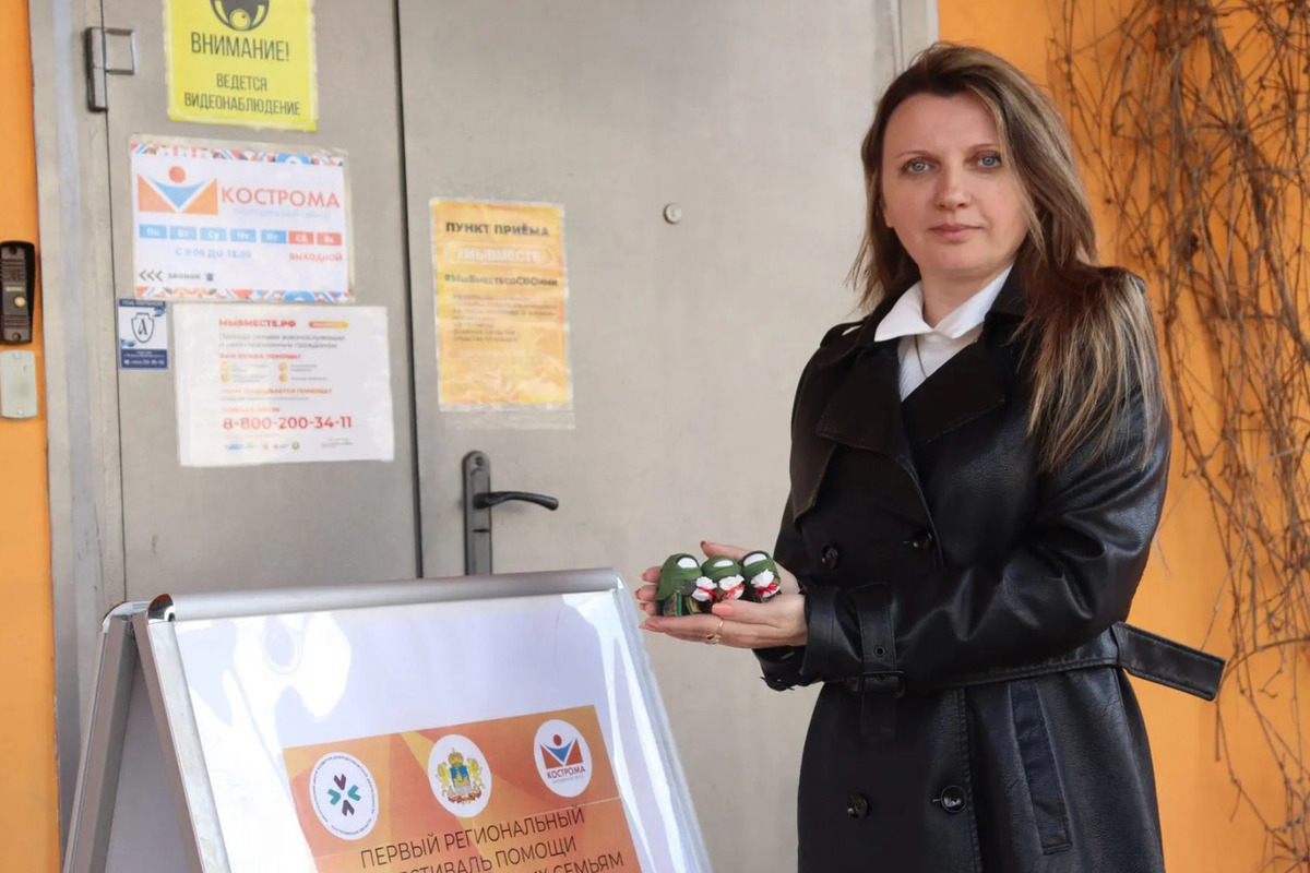Женщина, приехавшая в Кострому из Луганска, изготавливает для солдат в СВО обереги