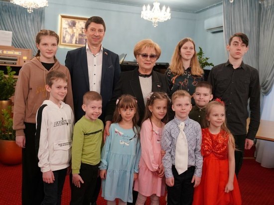 Краснодарские депутаты вручили пасхальные подарки детям из малообеспеченных семей