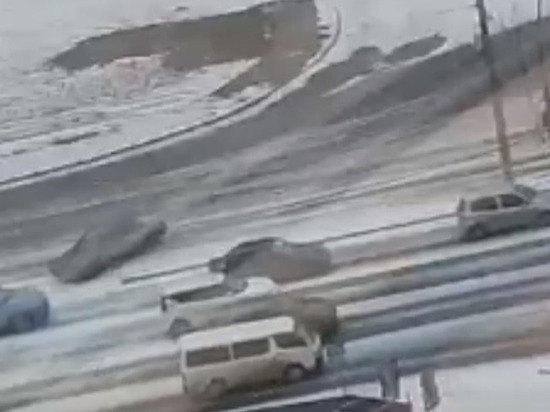 Дрифтер врезался в Toyota RAV4 около «Сибирского Молла» в Новосибирске