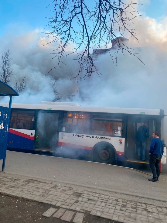 В Ярославле во время движения загорелся рейсовый автобус