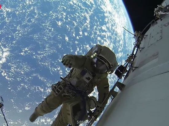 Челябинский космонавт во второй раз вышел в открытый космос