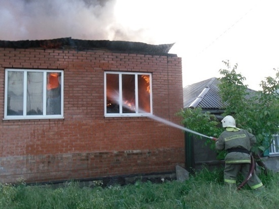 В Ростовской области на площади в 100 квадратных метров сгорел частный дом