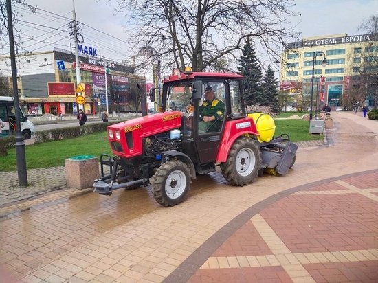 В Калининграде для влажной уборки улиц купили 7 тракторов