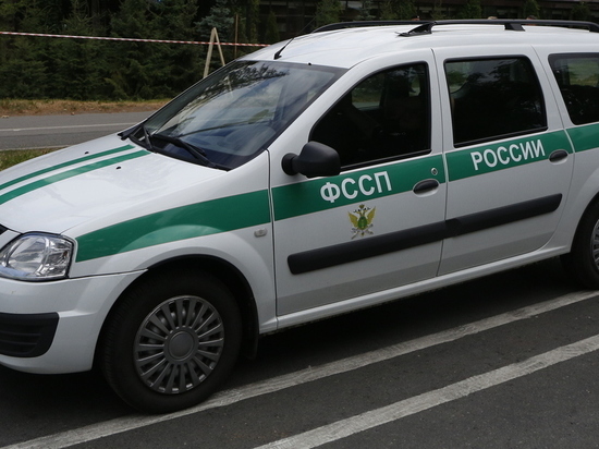 В Апатитах приставы пришли в квартиру к должнику и нашли там сразу двух