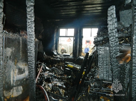 В Смоленске в Красном Бору пожарные отстояли от огня многоквартирный дом