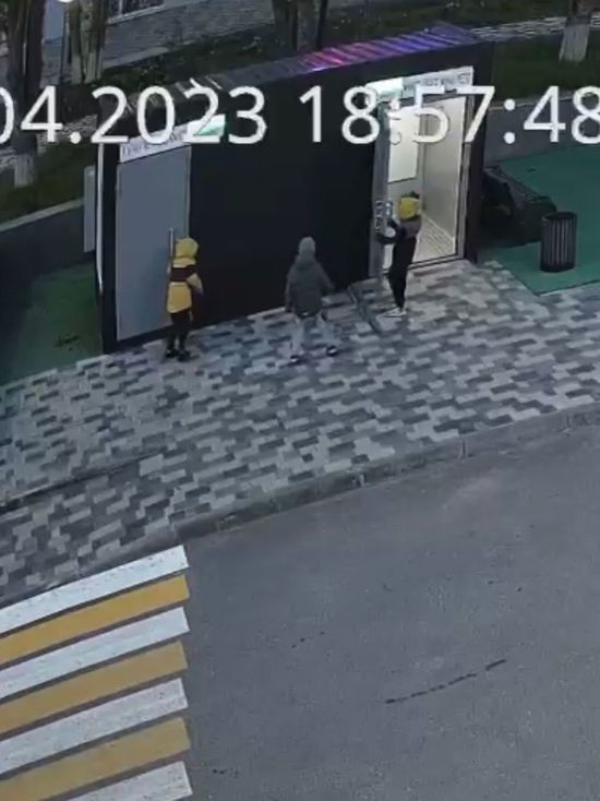 На Аллее любви в Железноводске дети во время игр сломали дверь в сортир
