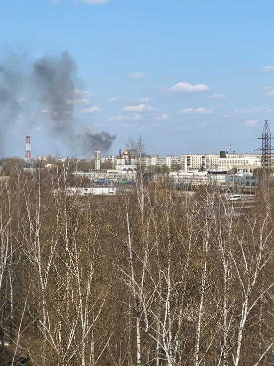 В Твери рядом с жилыми домами горит мусор на площади в 50 квадратных метров