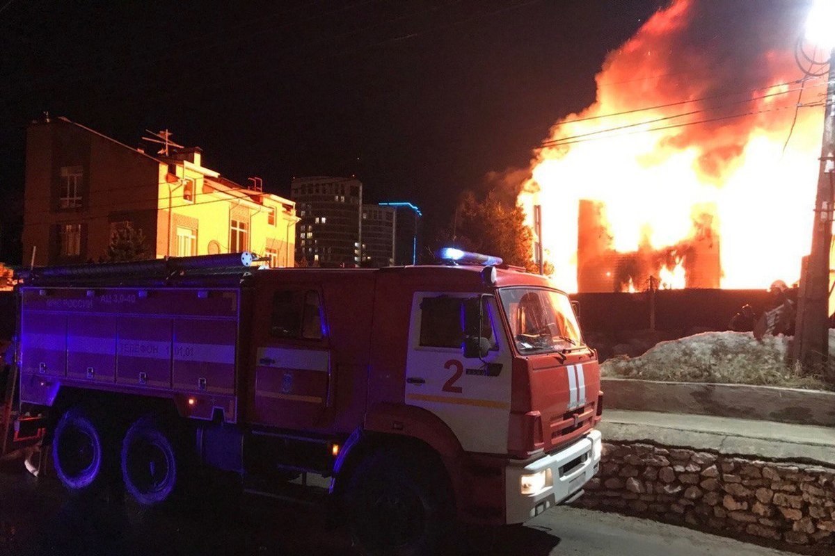 Что горит в нижнем новгороде. Пожар фото. Пожар в Нижнем Новгороде. Дом горит. Пожарная машина на пожаре.