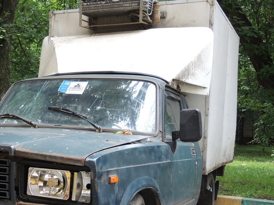 Дряхлый фургон привезли на эвакуаторе и оставили рядом с магазином в Подмосковье