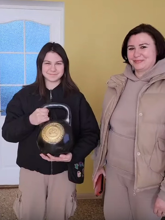 Девочка из Виноградовского района передала гирю с деньгами в помощь бойцам СВО