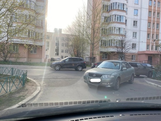 В Курске автохам перекрыл проезд во дворе многоэтажки на Клыкова