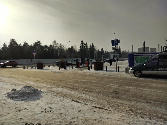 «Паркуются на остановках»: жители Красноярска раскритиковали городские стоянки