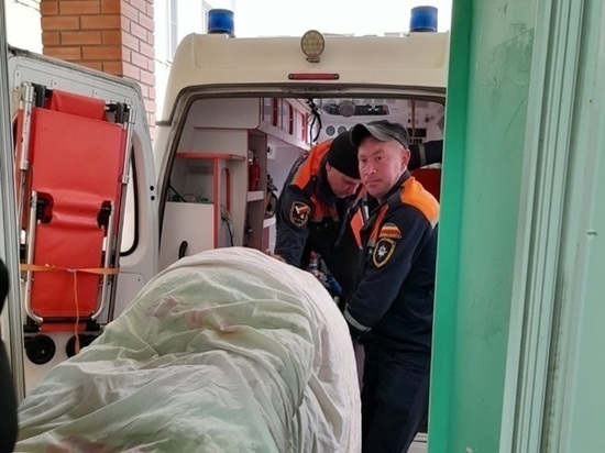 На Дону врачи вызвали спасателей, чтоб госпитализировать пациента весом 100 кг
