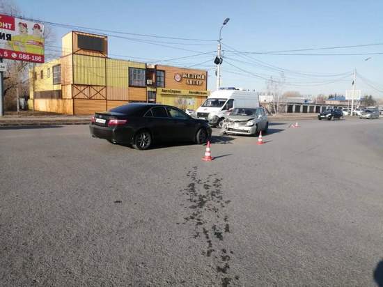 6-летняя девочка пострадала в столкновении двух иномарок на улице Труда в Омске
