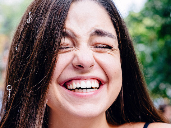 Береги улыбку смолоду: стоматолог рассказал, какие болезни можно распознать по зубам