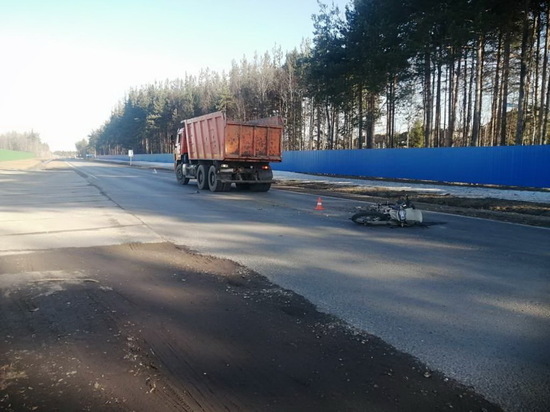 Бесправный мотоциклист попал в ДТП с большегрузом на юге Поморье