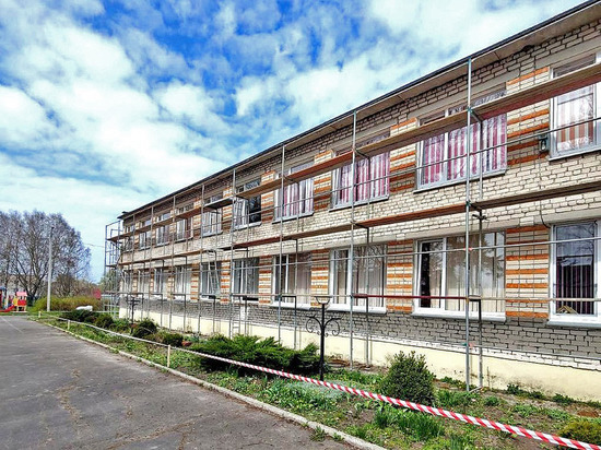 Фасад школы в посёлке Кострово Калининградской области капитально отремонтируют
