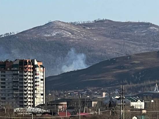 Очередной пал травы тушат пожарные на Титовской сопке в Чите