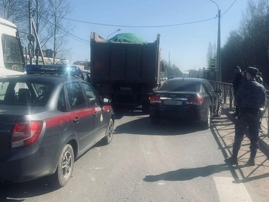 Росгвардейцы помогли людям выбраться из транспорта после ДТП с такси и грузовиком в Сертолово