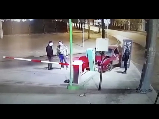 В Пензе разыскивают водителя, который врезался в столб у парковки
