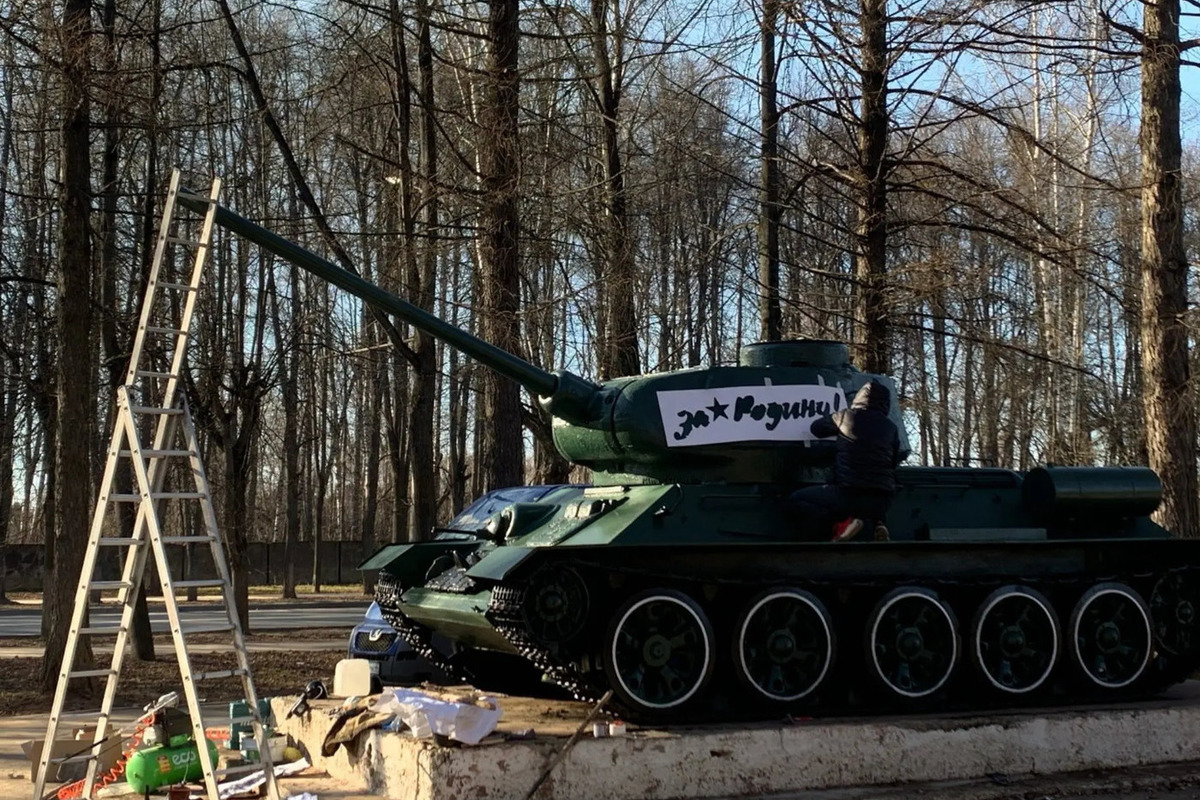 Ко Дню Победы в Костроме активисты “Молодой гвардии” обновили мемориальный танк