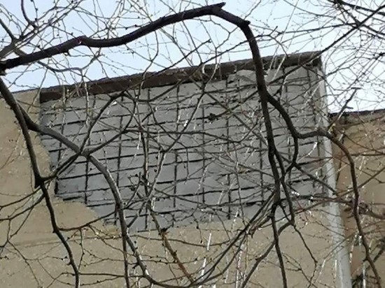 Часть фасада «сдуло» с многоквартирного дома в Краснокаменске