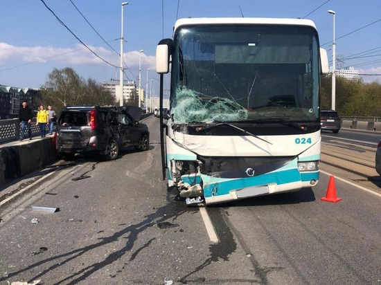 В Московском районе Калининграда иномарка врезалась в два автобуса