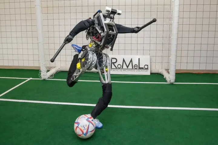Робот-гуманоид по имени «Артемис» готов играть в футбол