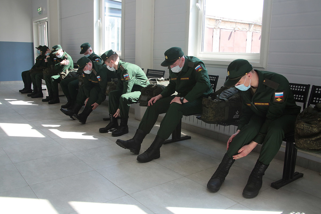 Первые группы московских призывников отправились в армию: сборы, медкомиссия, инструктаж