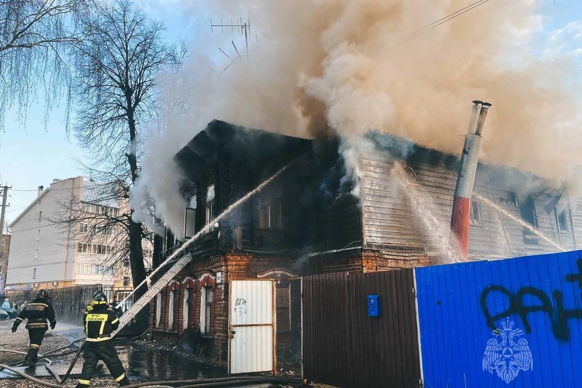 В Иванове тушат 2-этажный дом на Красногвардейской - МК Иваново