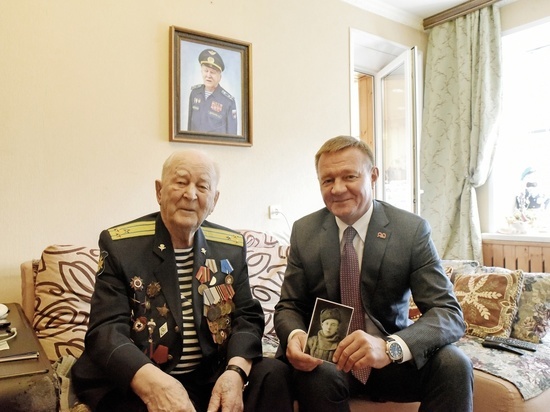 Губернатор Роман Старовойт поздравил с 98-летием ветерана Анатолия Щербакова