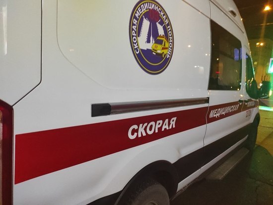 Спасатели достали пострадавшего из машины после ДТП в Пижме