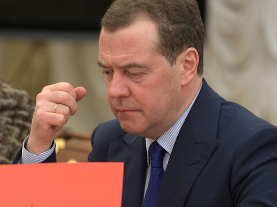 Медведев: Столтенберг заявил, что Украина вступит НАТО только как часть Польши, Венгрии и Румынии