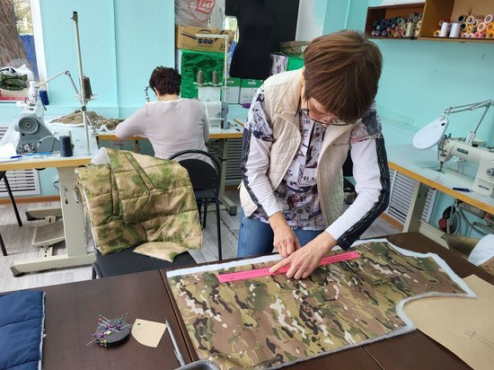 Волонтёры «Добро.Центра» начали пошив жилетов для военных в зоне СВО