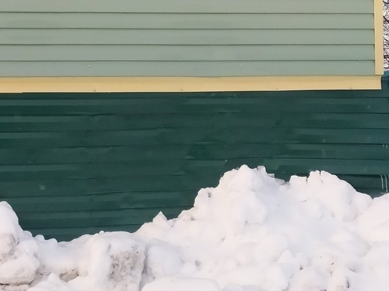 В Муравленко коммунальщики помяли фасад дома при уборке снега
