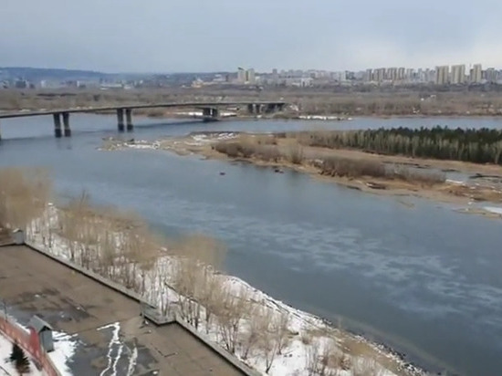 В Красноярске исследовали масляное пятно на Енисее