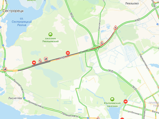 Движение на КАД полностью перекрыли из-за массового ДТП с перевернувшейся фурой