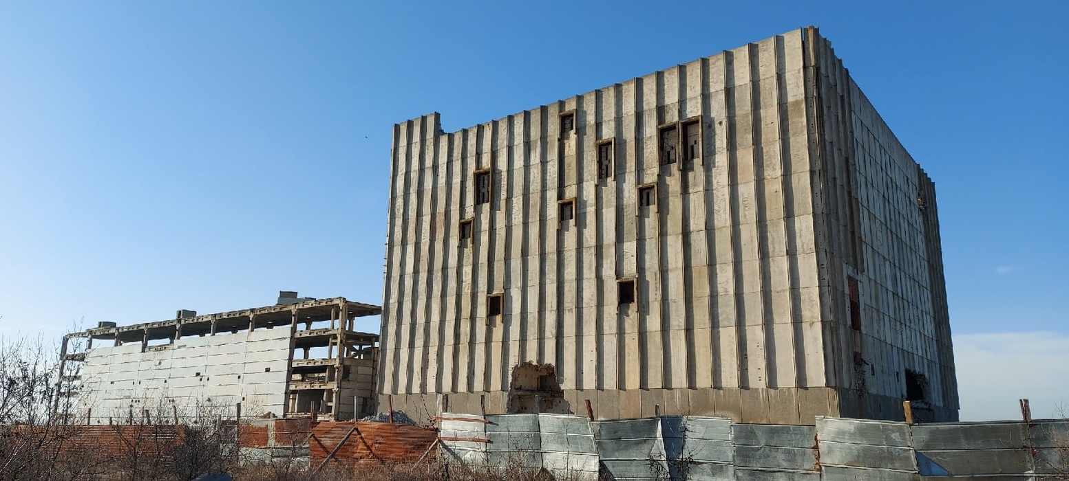 Бетонный кубик: сталкеры прощаются с исчезающей Крымской АЭС