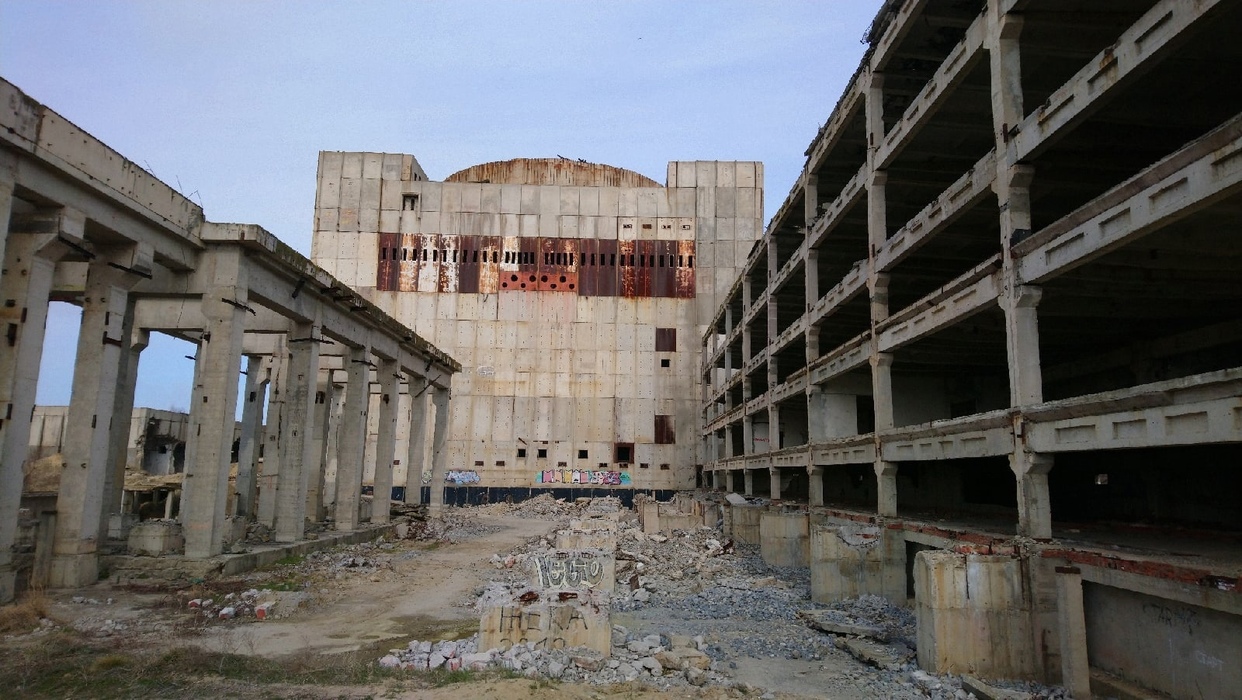 Бетонный кубик: сталкеры прощаются с исчезающей Крымской АЭС