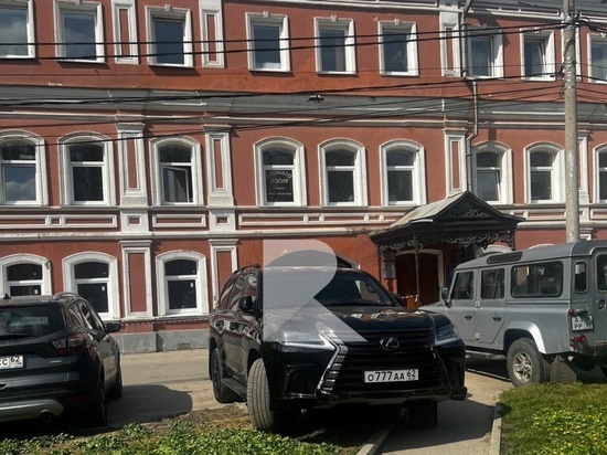 В Соборном парке в Рязани водитель Lexus припарковал автомобиль на газоне